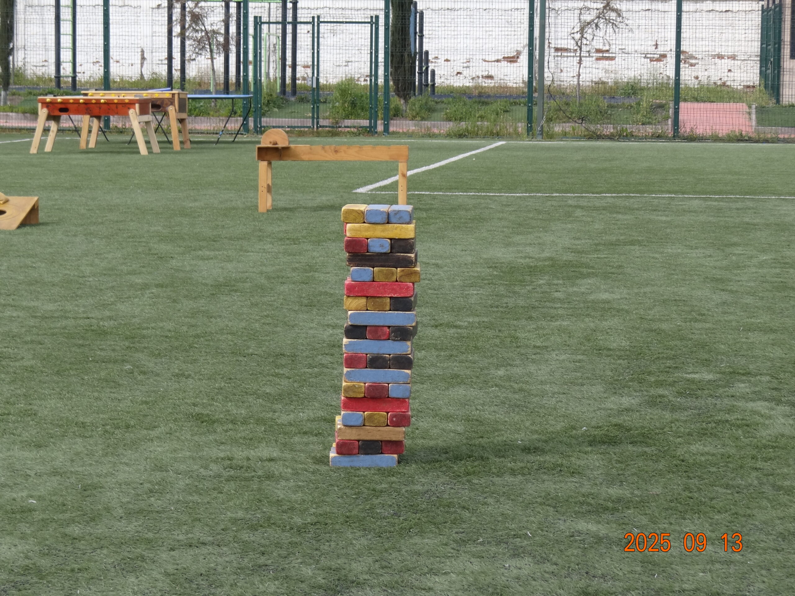 Niño jugando Cuatro en Línea gigante en colegio
